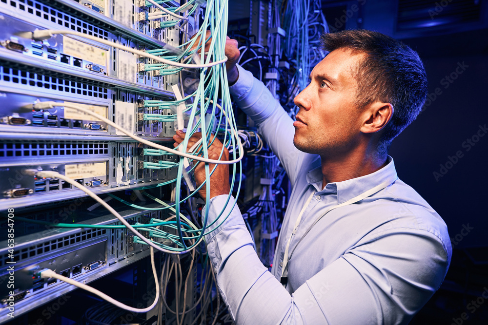 Technicien réseau en salle serveur