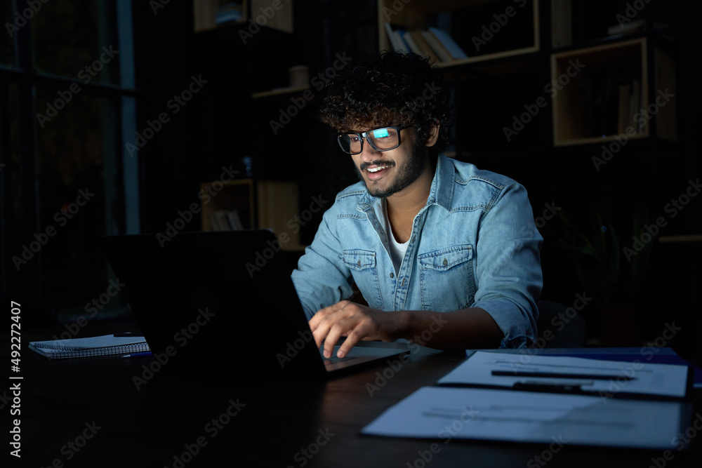 Analyste cyber devant son écran la nuit